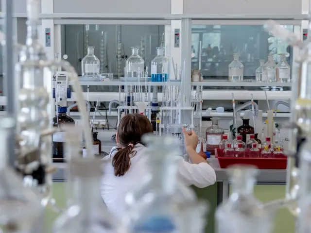 Scholarships For Women In STEM: How To Find, Qualify For, And Win Funding In 2026