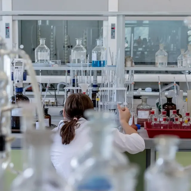Scholarships For Women In STEM: How To Find, Qualify For, And Win Funding In 2026